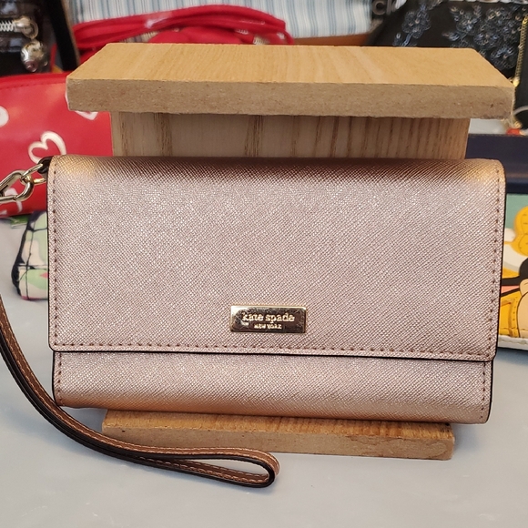 kate spade Handbags - Kate Spade Metallic Wristlet Clutch EUC